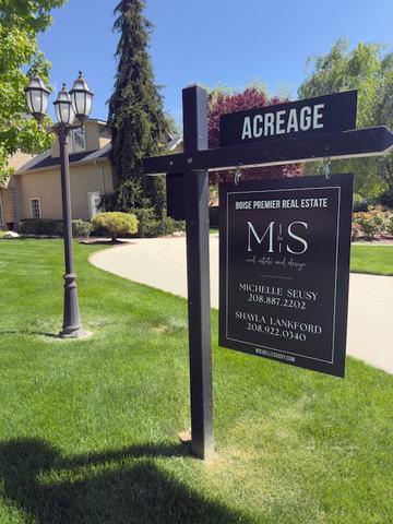 ACREAGE rider and listing panel on a black post